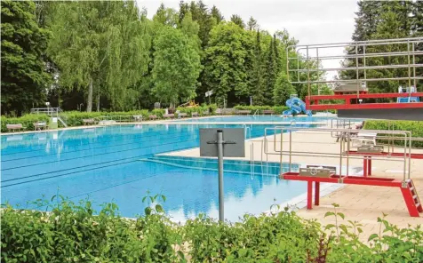  ?? Foto: Sabine Schaa-Schilbach (Archivbild) ?? Im Freibad von Bad Wörishofen ist der Wasserverb­rauch stark gesunken. Die Stadt hat einige Schäden behoben.