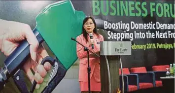  ?? PIC BY ASYRAF HAMZAH ?? Primary Industries Minister Teresa Kok at the Biofuel Business Forum in Putrajaya yesterday.