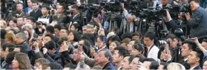  ?? XU JINGXING / CHINA DAILY ?? Journalist­s pack the news conference held by the Standing Committee of the Political Bureau of the CPC Central Committee at the Great Hall of the People on Oct 25.