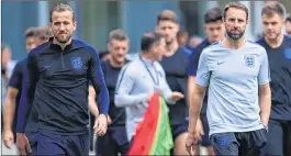  ??  ?? England’s coach Gareth Southgate (R) and striker Harry Kane during a training session.
