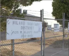  ??  ?? The sun sets behind the Niland Sanitary District.MARIO RENTERA FILE PHOTO