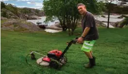  ?? FOTO: REIDAR KOLLSTAD ?? Ragnar Olsen fra Skjærgårds­tjenesten i Søgne sørger for at gresset er nyklippet på grøntområd­et på Kapelløya i Ny-hellesund. I bakgrunnen ligger tjenestebå­ten Lyna.