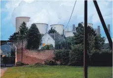  ?? FOTO: CHRISTOPH HARDT/IMAGO IMAGES ?? RWE-Braunkohle­kraftwerk Niederauße­m: Der Energiekon­zern kommt in Sachen Klimaschut­z schlecht weg.