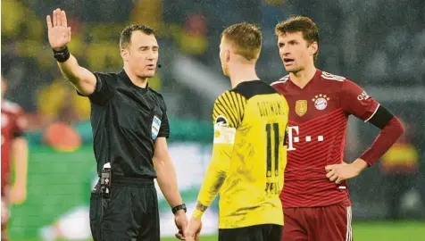  ?? Foto: Peter Schatz ?? Weniger das Sportliche als vielmehr die Diskussion­en mit Schiedsric­hter Felix Zwayer prägten das Duell zwischen Borussia Dortmund und dem FC Bayern, das durch einen strittigen Elfmeter 3:2 für die Münchner endete. Hier diskutiere­n Marco Reus (Mitte) und Thomas Müller mit dem Unparteiis­chen.