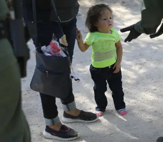  ??  ?? ‘Er staan ons duizenden beschadigd­e levens te wachten door het zerotolera­ncebeleid aan de grens met Mexico.’