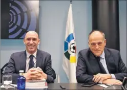  ??  ?? Javier Tebas y Luis Rubiales, en uno de sus escasos encuentros.