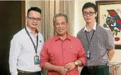  ??  ?? 慕尤丁自出任土團黨主­席以來，首度接受中文媒體聯訪­后，與本報高級記者許俊傑（左）及記者陳孝仁（右）合照。