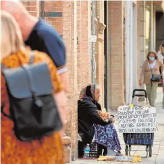  ?? // RGR ?? Una mujer pide limosna en una céntrica calle de Sevilla