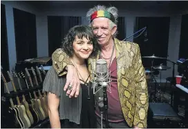  ?? KEVIN MAZUR/ THE NEW YORK TIMES ?? No estúdio. Com Keith Richards, em 2015; parcerias são parte fundamenta­l da carreira de Norah