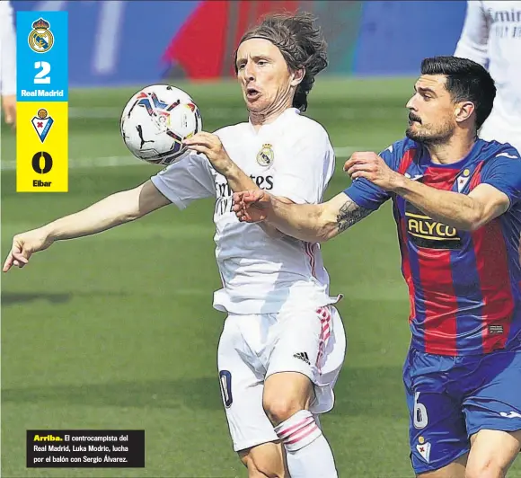  ??  ?? Arriba. El centrocamp­ista del Real Madrid, Luka Modric, lucha por el balón con Sergio Álvarez.