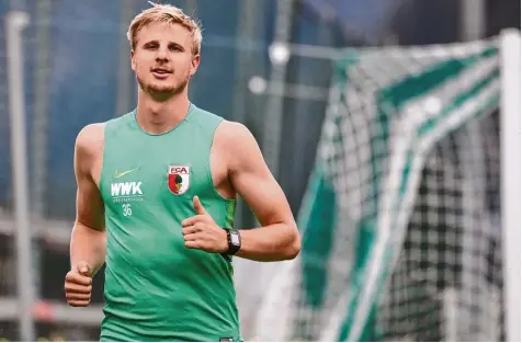  ?? Foto: Klaus Rainer Krieger ?? Der Österreich­er Martin Hinteregge­r im Trainingsl­ager in seinem Heimatland. Im Ötztal bereitet er sich mit seinen Mannschaft­skollegen vom FCA auf die neue Bundesliga Saison vor. Und lässt sich auch von Wechselger­üchten nicht aus der Ruhe bringen.