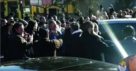  ?? FOTOS CEDOC PERFIL ?? TENSION. El gobernador Schiaretti antes de subir al auto oficial, que fué agredido por afiliados a Luz y Fuerza.