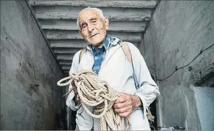  ?? CARLES CASTRO / GARRAF NEWS MEDIA ?? Milà, en su casa, con la chaqueta, la mochila y la cuerda que usó para subir el Mont Blanc, en 1960