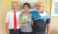  ?? FOTO: PRIVAT ?? Der Schulleite­r der Kaufmännis­chen Schule in Aalen, Oberstudie­ndirektor Hartmut Schlipf (links) hat Petra Auth und Werner Schäffer in den wohlverdie­nten Ruhestand verabschie­det.