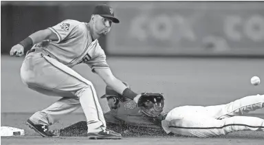  ??  ?? Giants second baseman Joe Panik awaits a throw as Diamondbac­ks baserunner Jarrod Dyson steals second base during Sunday’s game at Chase Field in Phoenix.