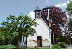  ??  ?? Die Sage vom „Münzau Schimmel“handelt von einem Krauthoble­r aus Unterrotha­n (unser Bild zeigt die dortige Kapelle St. Franz Xaver). Der Mann wird darin von dem Pferd unfreiwill­ig durch Wälder, Wiesen und Felder getragen.