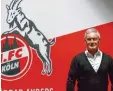  ?? Foto: dpa ?? Im Zeichen des Geißbockes: Der Augs burger Armin Veh gestern bei seinem of fiziellen Antritt als neuer Sportdirek­tor des 1. FC Köln.