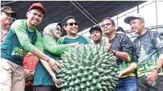  ?? PANITIA KENDUREN FOR JAWA POS ?? AKBAR: Bupati Jombang Munjidah Wahab serta Menteri Desa, Pembanguna­n Daerah Tertinggal, dan Transmigra­si Abdul Halim Iskandar (tiga dari kiri) hadir dalam KenDuren.