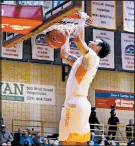  ?? SUZANNE TENNANT/POST-TRIBUNE ?? Graduate transfer guard Deion Lavender, who had nine points and four assists in Valparaiso’s win Saturday at Southern Illinois, dunks against Bradley on Tuesday.