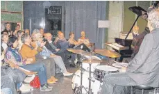  ?? FOTO: MPS ?? Interessie­rt zeigten sich zahlreiche Freunde des MPS-Studios in Villingen an der swingenden Musik des Amerikaner­s John Zainer ebenso, wie am Fortbestan­d des legendären Kulturdenk­mals.