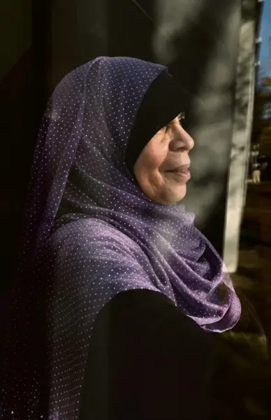  ?? Aimée Thirion ?? Fatima, une fidèle, à la sortie de la mosquée Bilal à Roubaix, vendredi.