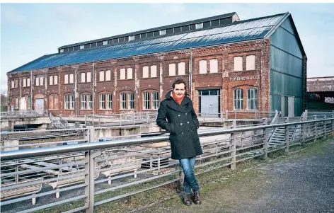  ?? FOTO: DANIEL SADROWSKI ?? Barbara Frey – hier vor der Bochumer Turbinenha­lle – ist die neue Intendanti­n der Ruhrtrienn­ale. Sie stammt aus der Schweiz.