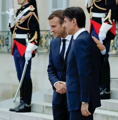  ??  ?? Stretta di mano Emmanuel Macron e Giuseppe Conte ieri dopo il vertice all’eliseo (Ap)