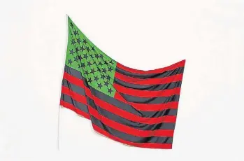  ??  ?? La casa Phillips pide entre 1,5 y 2 millones de dólares por “African American Flag”, de David Hammons, en su nueva sala virtual.
Pero es dudoso que se llegue a esos precios online.