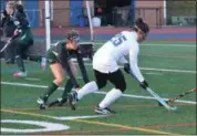  ?? THOMAS NASH - DIGITAL FIRST MEDIA ?? Lower Dauphin’s Sienna Pegram (25) works to move the ball while a Methacton Jayme Weber moves in.