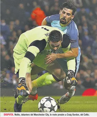  ??  ?? DISPUTA. Nolito, delantero del Manchester City, le mete presión a Craig Gordon, del Celtic.