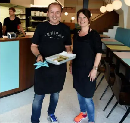  ?? FOTO JAN VAN DER PERRE ?? Koen Van den Bossche en echtgenote Leen. “We zien veel gelijkenis­sen tussen de dierenspec­iaalzaak en ons restaurant: het is retail en de service moet ook altijd top zijn.”