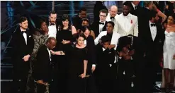  ??  ?? Cast and crew of ‘Moonlight’ accept the Best Picture award onstage.