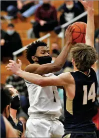  ?? DAVID DALTON (LEFT), GEORGE SPITERI (RIGHT) — FOR MEDIANEWS GROUP ?? Left: Nino Smith of De La Salle shoots for two of his team-high 15points against U-D Jesuit. Right: Joshuah Hines of Dakota takes a shot against Stoney Creek.