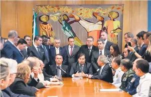  ?? Carolina Antunes/PR ?? O presidente Jair Bolsonaro, acompanhad­o por ministros, entregou pessoalmen­te o projeto de reforma da Previdênci­a dos militares na Câmara dos Deputados