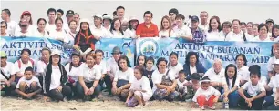  ??  ?? GOTONG-ROYONG: Lee (tengah) bersama kaunselor dan penduduk terlibat dalam aktiviti gotongroyo­ng membersihk­an pantai Luak Esplanade di Miri semalam.