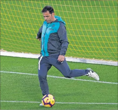  ??  ?? CALLEJA, EN LA CUERDA FLOJA. El técnico del Villarreal se juega su crédito contra el Levante de Paco