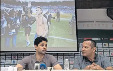  ??  ?? SINTONÍA. Al Khelaifi y el padre de Neymar estuvieron el miércoles juntos viendo el Brasil-Serbia.