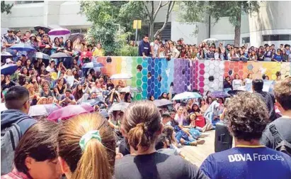  ??  ?? VOTACIÓN. Ayer se realizaron asambleas en diferentes planteles, como en la Facultad de Ciencias Políticas.