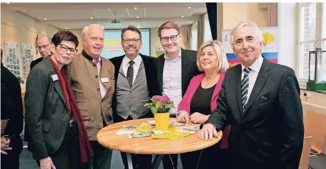  ?? NGZ-FOTO: A. TINTER ?? Neujahrsem­pfang der FDP mit (v.l.) Astrid Werle, Heinrich Thywissen, Otto Fricke MDB, Moritz Körner, Uschi Baum und Günter Kopp.