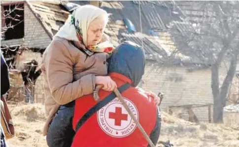  ?? // ABC ?? Voluntario­s de Cruz Roja ucranianos están desplazand­o a civiles con problemas de movilidad hasta los corredores