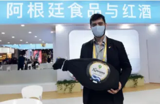  ?? ?? An exhibitor shows a ham made in Marcos Paz, Argentina, at the Third China Internatio­nal Import Expo in Shanghai on November 8, 2020