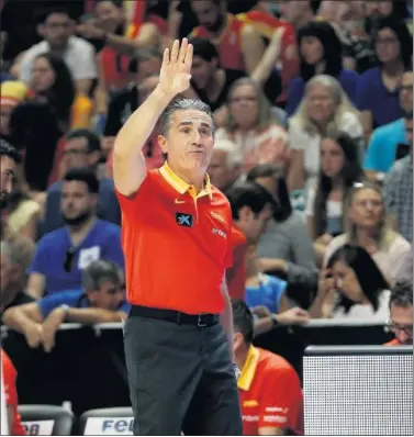  ??  ?? A LOS MANDOS. Sergio Scariolo da instruccio­nes durante el último partido de la Selección en Málaga.