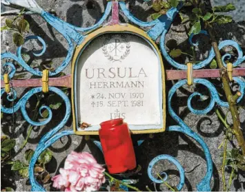  ?? Foto: Christian Rudnik ?? Das Grab von Ursula Herrmann in Eching am Ammersee. Dort lebte das Mädchen mit seiner Familie, bis es am ersten Schultag 1981 entführt und getötet wurde.