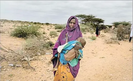  ?? PEDRO ARMESTRE / SAVE THE CHILDREN ?? Una madre en un campo de desplazado­s de Galkayo, en la región de Puntlandia, en el norte del país