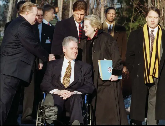  ?? FOTO: HANS PAUL/KSF MEDIA ARKIV ?? USA:s utrikesmin­ister Madeleine Albright var med då president Bill Clinton besökte Helsingfor­s 1997 och träffade bland andra president Martti Ahtisaari på Talludden.
