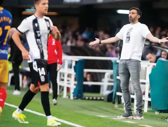  ?? ?? Eder Sarabia a la banqueta durant el darrer partir de l’FC Andorra contra el Cartagena.