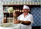  ??  ?? Vefa, dans le quartier Fatih, est l’une des meilleures adresses où savourer un verre de riche boza, une boisson fermentée concoctée ici avec du bulghur.