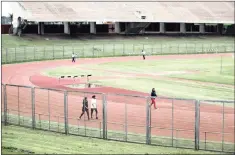  ?? PICTURE: NQOBILE MBOMANBI /AFRICA NEWS AGENCY ANA ?? Chatsworth residents exercise at the Chatsworth Stadium.