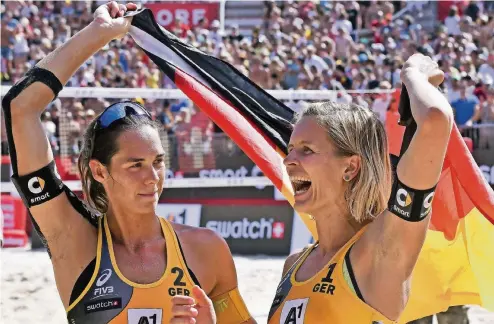  ??  ?? Erleichter­ung und strahlende Gesichter im 60 Grad Celsius heißen Sand: Kira Walkenhors­t (l.) und Laura Ludwig gewinnen ihren ersten Weltmeiste­rtitel.