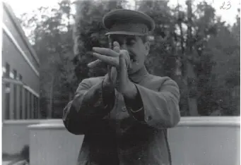  ?? ?? De gauche à droite from left:
Nicolas Vlasic. Joseph Staline. Juin 1935. Heinrich Knirr. Portrait d’Hitler. 1937
